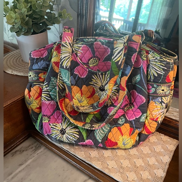 VERA BRADLEY Glenna Quilted Tote Handbag in *RETIRED PRINT*‎ Jazzy Blooms EUC - Picture 1 of 5